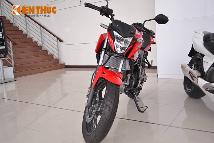 Sau khi được ra mắt tại Indonesia vào tháng 8/2015 vừa qua, mẫu nakedbike  Honda CB150R 2016 mới đã bất ngờ xuất hiện tại khu trưng bày của Honda Việt Nam bên cạnh những sản phẩm được sản xuất và lắp ráp trong nước của hãng.